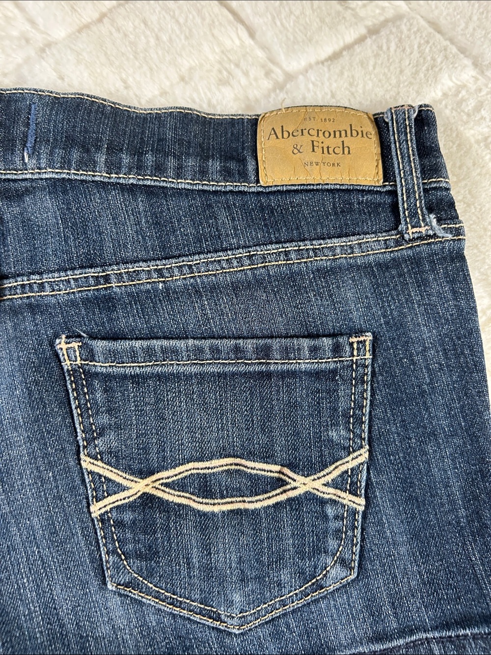 Abercrombie & Fitch Indigo Blue Low-Rise Denim Stretch Shorts size 8 - Picture 5 of 5